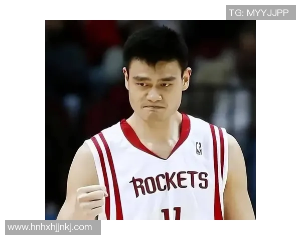 姚明拦板瞬间展现篮球巨星风采引发全场欢呼与热议