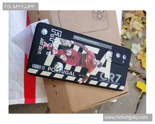 足球明星涂鸦手机壳创意设计展现个性与热情，尽显球场魅力与时尚风范